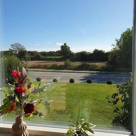 Lovely With Views Of Fields Hébergement de vacances